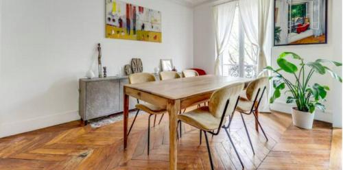 une salle à manger avec une table et des chaises en bois dans l'établissement The Lady in Red - Romantique - Bail Mobilité, à Paris