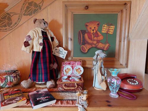 a shelf with stuffed teddy bears and other items on it at Villa Lindenhof in Bad Elster