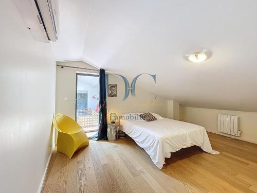 Postel nebo postele na pokoji v ubytování appartement quai de l'isle