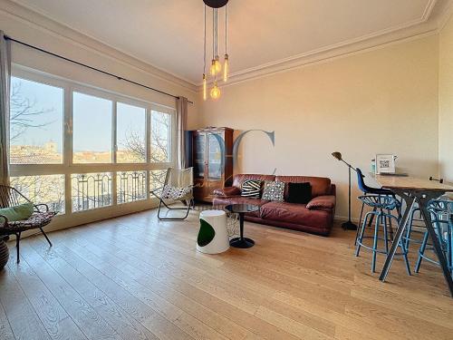 un salon avec un canapé et une table dans l'établissement appartement quai de l'isle, à LʼIsle-sur-la-Sorgue
