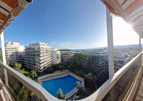 - une vue depuis le balcon d'un immeuble avec piscine dans l'établissement Incroyable vue sur des Îles, à Antibes