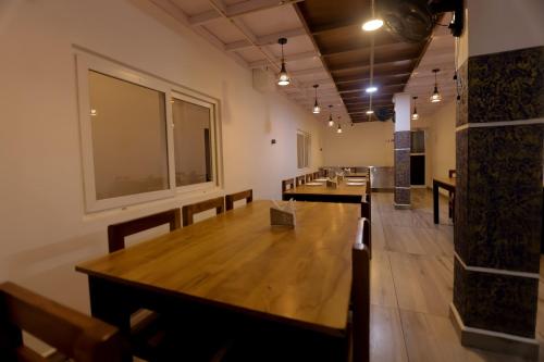 ein Zimmer mit einem langen Tisch und einigen Stühlen in der Unterkunft Himasailam Pool Resort Vagamon in Vagamon