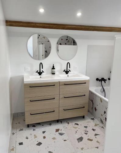 une salle de bain avec un lavabo et deux miroirs dans l'établissement La Casa Familia - Plage à 10 min - Terrasse ensoleillée - 70m2, à La Teste-de-Buch