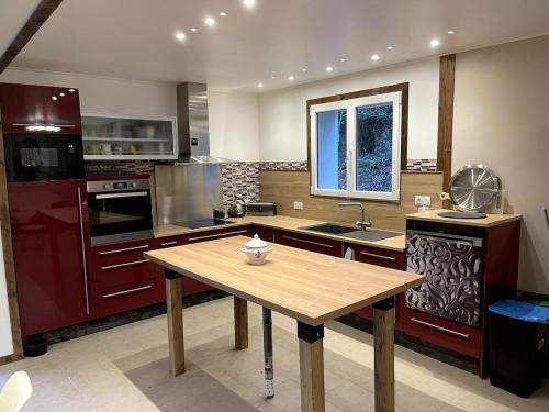 une grande cuisine avec une table en bois. dans l'établissement la rose d'ontario, cottage, 