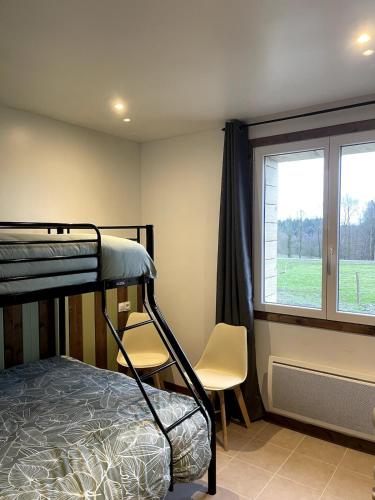 une chambre avec un lit superposé et une fenêtre dans l'établissement la rose d'ontario, cottage, 