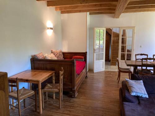 un salon avec un canapé et une table dans l'établissement Gîte Chez Chenon, à Saint-Sulpice-de-Ruffec