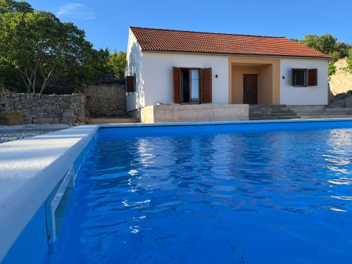 Bazén v ubytování New Country House with Saltwater Pool nebo v jeho okolí