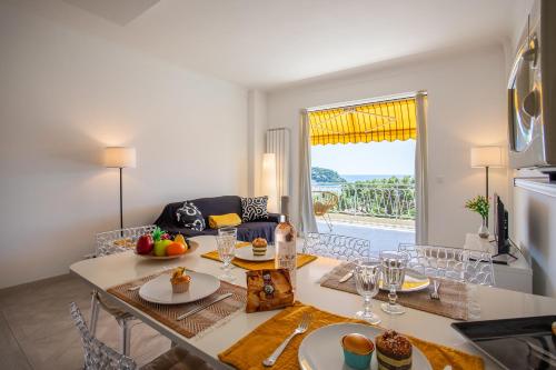 un salon avec une table avec de la nourriture dessus dans l'établissement VISTA MARE AP4459 By Riviera Holiday Home, à Villefranche-sur-Mer
