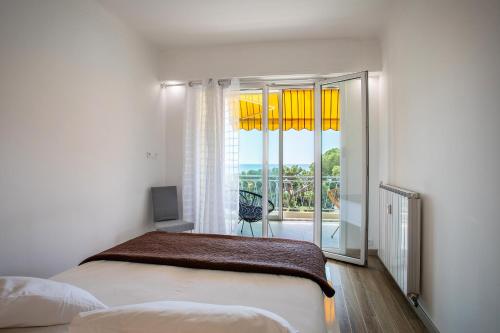 une chambre avec un lit et une fenêtre avec vue dans l'établissement VISTA MARE AP4459 By Riviera Holiday Home, à Villefranche-sur-Mer