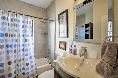 bagno con lavandino e tenda doccia di Phoenix Home Pool & String Lights a Phoenix