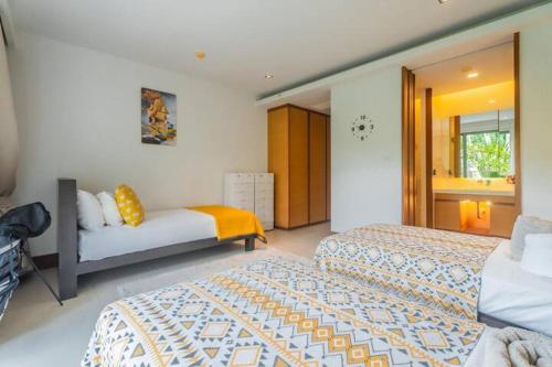 Ένα ή περισσότερα κρεβάτια σε δωμάτιο στο Elegant Beachfront 3BR Condo at Pearl of Naithon