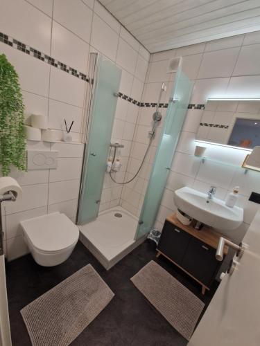 Bilik mandi di Sarah's Ferienwohnung