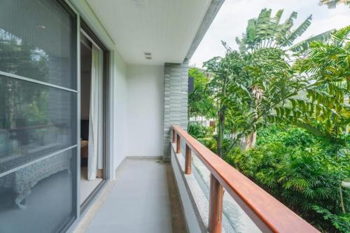 Κήπος έξω από το Elegant Beachfront 3BR Condo at Pearl of Naithon