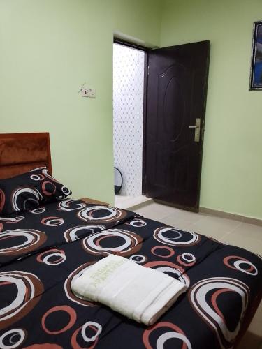 a bedroom with a bed with a black and white blanket at Farmaz Apartment in Agun