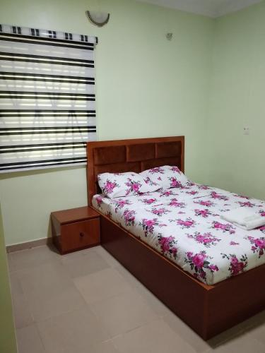 a bedroom with a bed and a window at Farmaz Apartment in Agun