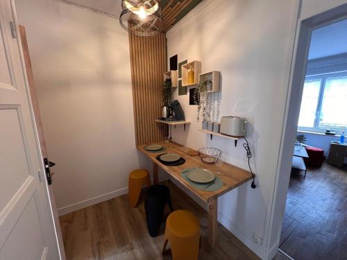 une petite cuisine avec une table en bois dans une pièce dans l'établissement Appartement avec grande cour, à Gien