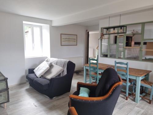 un salon avec deux chaises et une table dans l'établissement Gîte chez passet, à Montgaillard