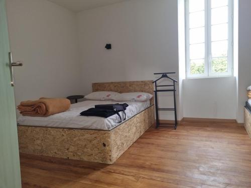 - une chambre avec un lit, du parquet et une fenêtre dans l'établissement Gîte chez passet, à Montgaillard