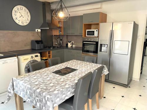 Η κουζίνα ή μικρή κουζίνα στο Maison de village proche mer