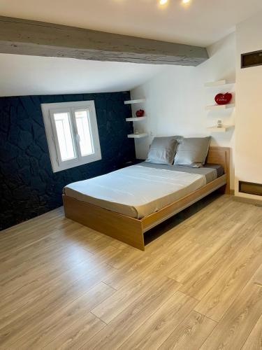 une chambre avec un lit dans une pièce dans l'établissement Maison de village proche mer, à Sainte-Marie-la-Mer