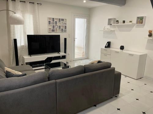 Μια τηλεόραση ή/και κέντρο ψυχαγωγίας στο Maison de village proche mer