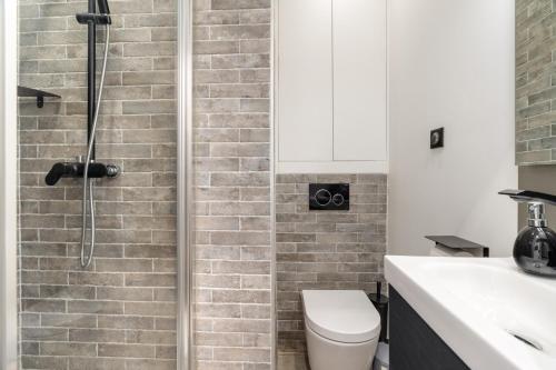 une salle de bain avec une douche avec des toilettes et un lavabo dans l'établissement Studio Climatisé - Ultra Lumineux - Proche Paris, à Saint-Maurice