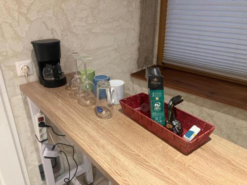 - un comptoir avec une cafetière et des verres dans l'établissement Studio Vienne centre historique, à Vienne