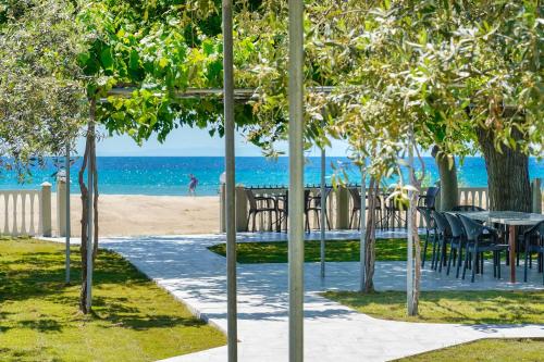 Gambar di galeri bagi Opalium Beach Front Suites di Potos