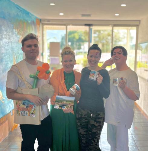 un groupe de personnes posant pour une photo dans l'établissement Appart Hôtel Mer & Golf Port Argelès, à Argelès-sur-Mer