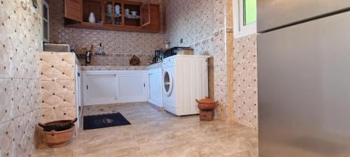 a kitchen with a washer and dryer in a room at Blue House in Briech