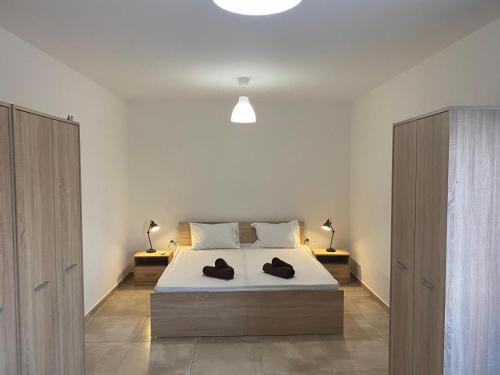 a bedroom with a bed with two shoes on it at Sailsbury in Msieraħ