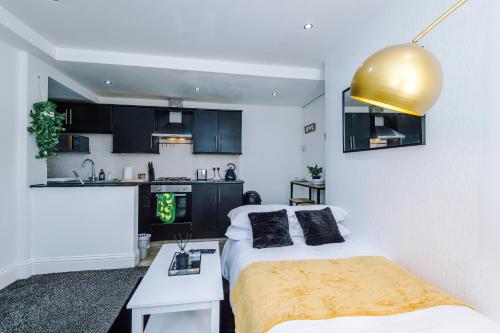 a small room with a bed and a kitchen at Luxury 1 bedrooom house, sleeps 4, free parking in Queensbury