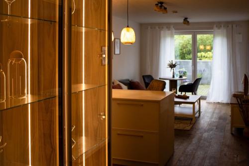 a kitchen and living room with a dining room at Flussblick am Töpferberg 2 in Bad Schwartau