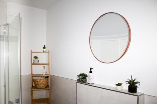 a bathroom with a mirror on the wall at Flussblick am Töpferberg 2 in Bad Schwartau