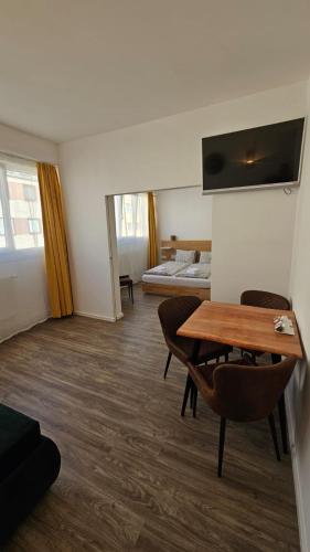 a room with a table and chairs and a bed at bookVienna "JiM" Apartments in Vienna
