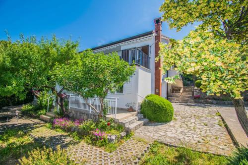 dom z ogrodem i drzewami w obiekcie Apartment Vincent with beautiful sea view terrace w mieście Klenovica