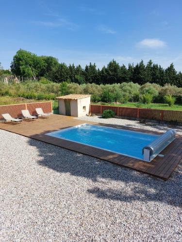 - une piscine avec toboggan sur une terrasse en bois dans l'établissement LOFT DES LAQUETS, à Sérignan-du-Comtat