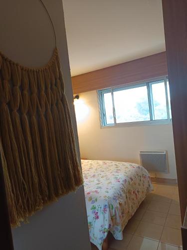 une chambre avec un lit et une fenêtre dans l'établissement 2 pièces terrasse proche mer, à Saint-Raphaël