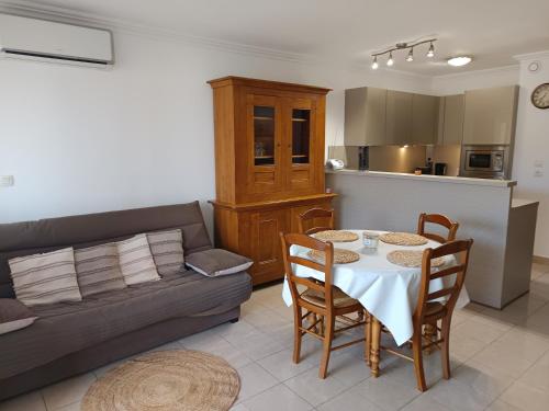 un salon avec une table et un canapé dans l'établissement 2 pièces terrasse proche mer, à Saint-Raphaël
