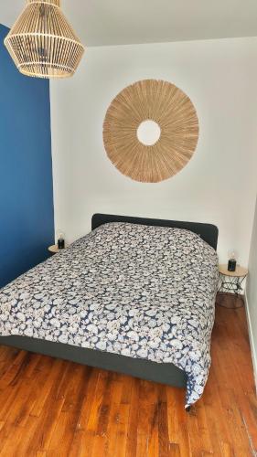 - une chambre avec un lit et deux lampes suspendues dans l'établissement Alba CLIM Centre proche gare calme lumineux, à Grenoble