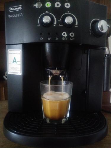 a coffee maker with a drink in a glass at CasaAraldo in Kaub
