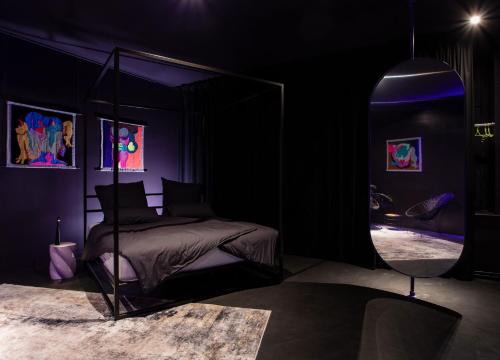 Una cama o camas en una habitación de Your very unique private spa in Berlin Kreuzberg