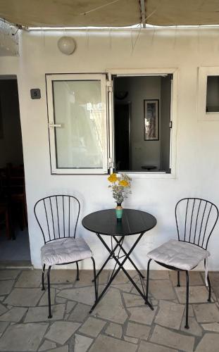two chairs and a table and a table and chairs at Ruvo Apartman 5 in Orebić