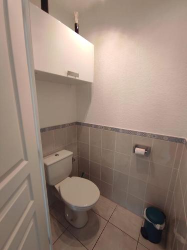 une salle de bain avec des toilettes blanches dans une chambre dans l'établissement Appartement cosy dans résidence avec piscine, à Saint-Raphaël