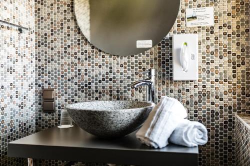 a bathroom with a bowl sink and a mirror at Gästehaus Obsthof Gottenheim in Gottenheim