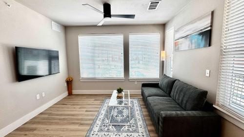 オースティンにある2BR Retreat -Gym Pool Parkingのソファとテーブルのあるリビングルーム