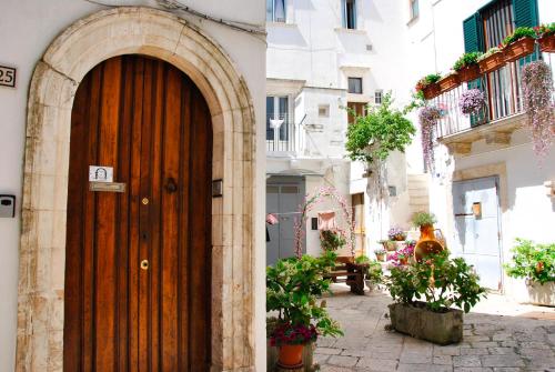 un ingresso di un edificio con una porta di legno di Dimora Nuccio a Martina Franca