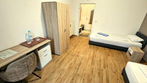 Postel nebo postele na pokoji v ubytování 1 Zimmer Room