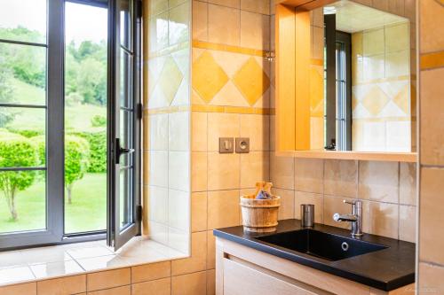 a kitchen with a sink and a window at Bed In Bellongue in Aucazein