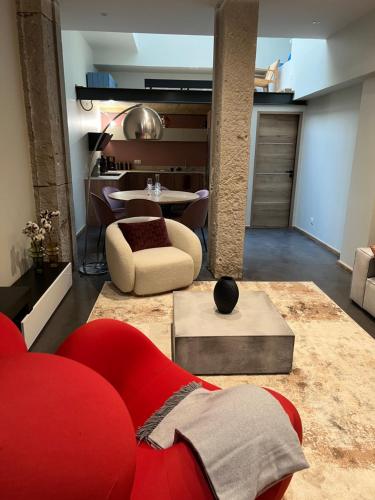 un salon avec un canapé rouge et une table dans l'établissement Appartement centre préfecture, à Lyon